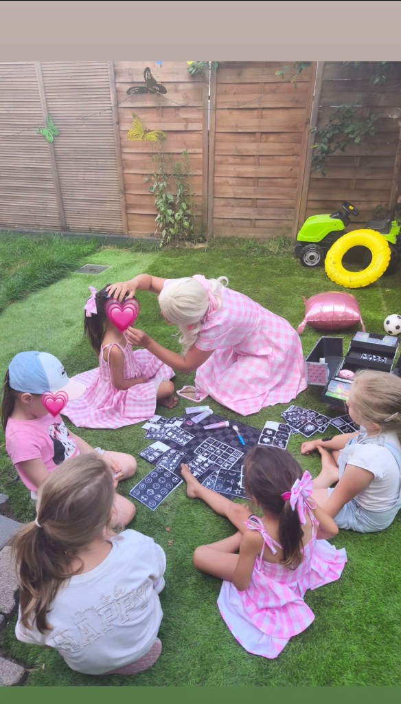 Riesige Seifenblase um Kind