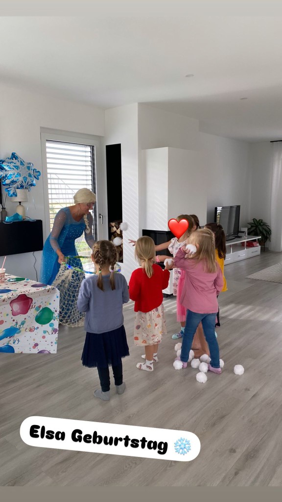 Kreativer Stand – Kind am Aktivitätstisch