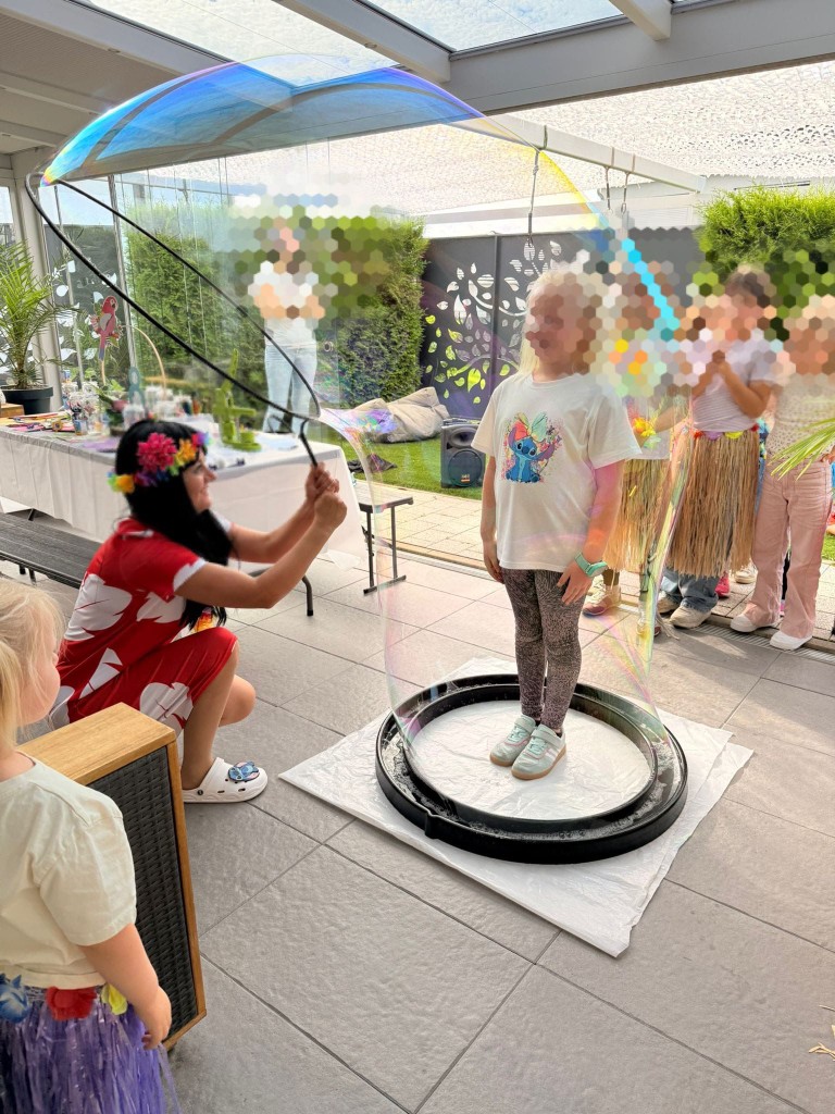 Luau-Party – Frau mit Blumenkranz und Kinder