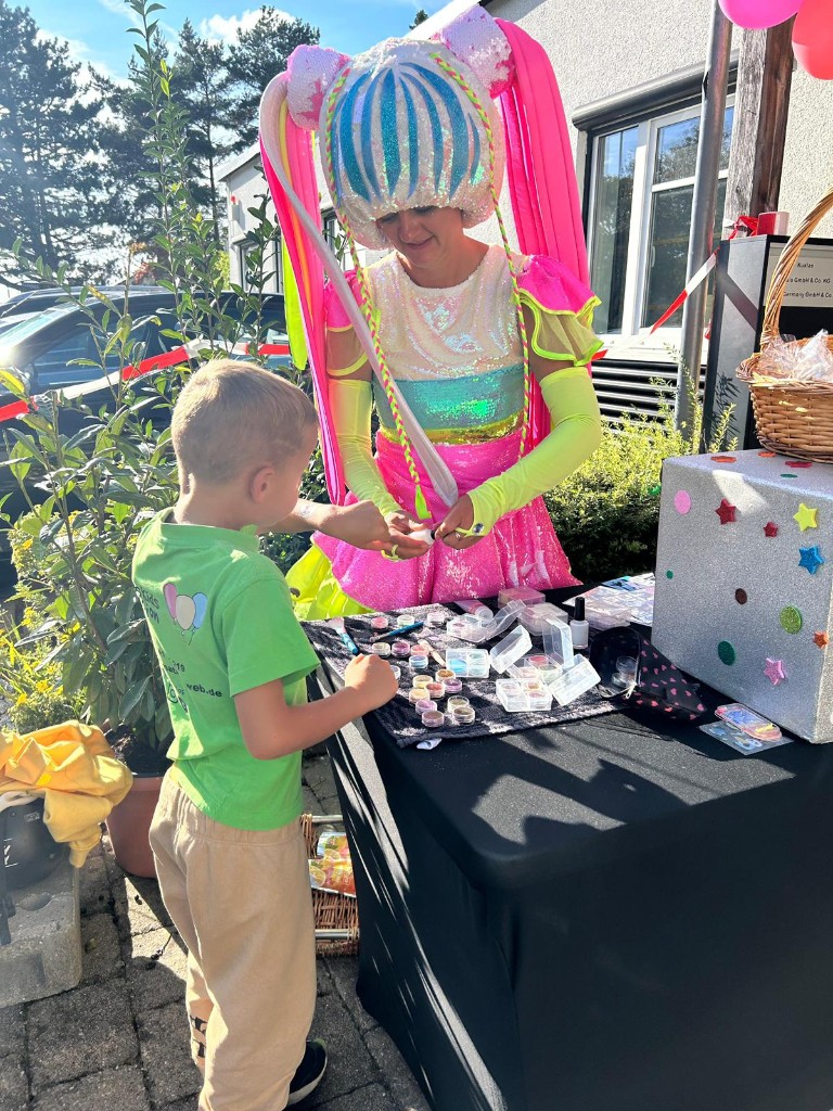 Elsa schminkt Kind – Pfotenabdruck