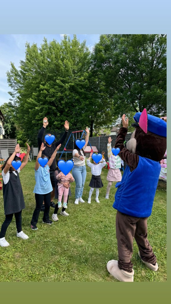 Weihnachts-Charaktere vor TAIGA Laden