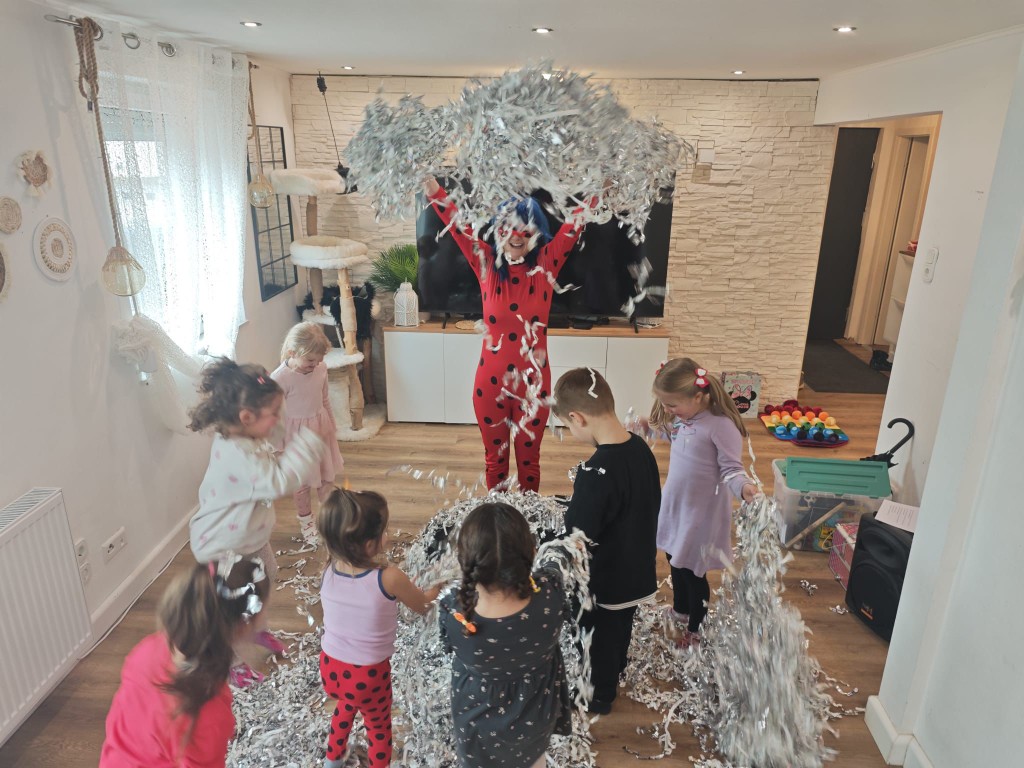 Hawaii-Party – Seifenblase auf Kind